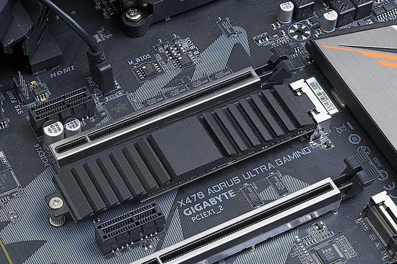 2基あるM.2スロットのうちCPUに近いほうにはヒートシンクが付属。M.2スロットの上部に引っかけてネジ止めするだけと、ヒートシンクの取り付けは簡単だ