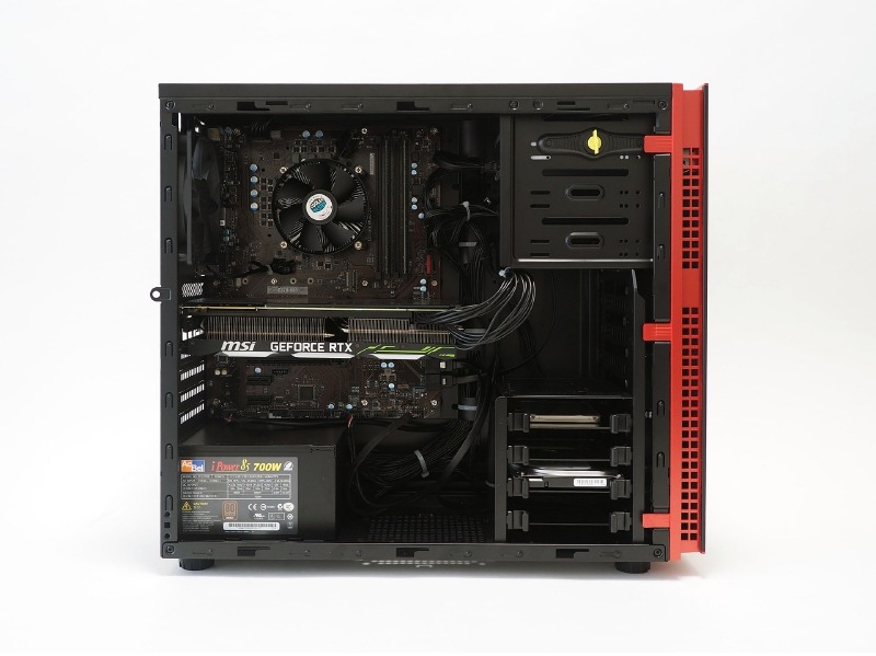 内部はややトラディショナルなレイアウト。シャドーベイが豊富なので大容量ストレージを実現したい方にもピッタリだ