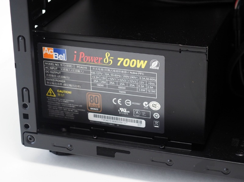 電源のAcBell製で出力は700W。変換効率を示す80PLUSのグレードはBronze準拠