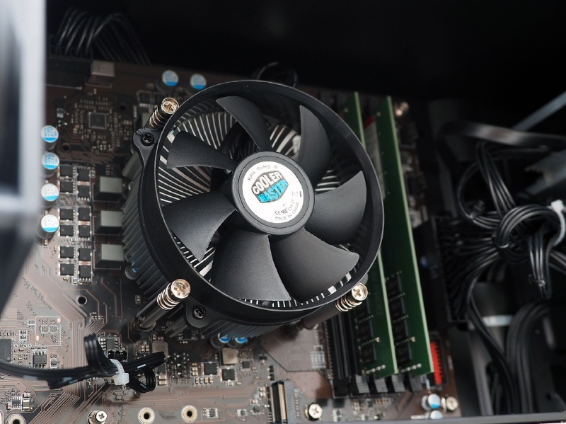 CPUクーラーはトップフロー型でリテールクーラーと同じくらいのサイズのものだ