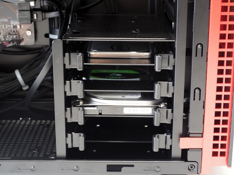 3.5/2.5インチベイは4基。SSD、HDDが搭載されていた