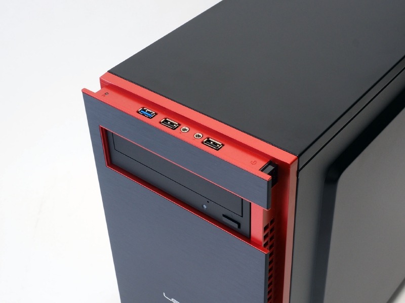 特徴的な赤いラインは、上部が前面インターフェイス、左右側面は給気口になっている