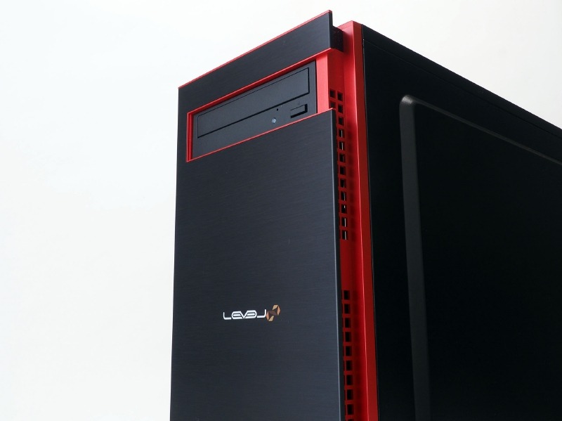 特徴的な赤いラインは、上部が前面インターフェイス、左右側面は給気口になっている