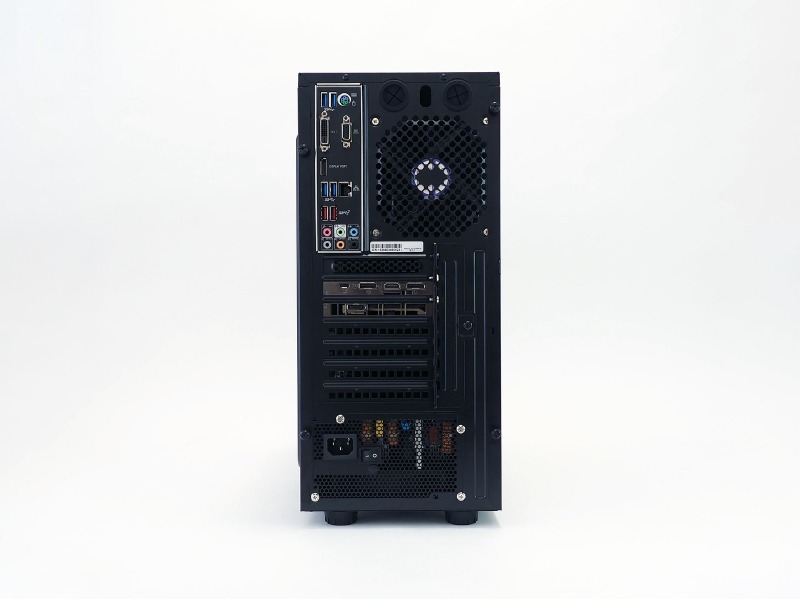 電源は底部にレイアウト。背面ファンは12cm角×1基(前面ファンはオプションなので唯一のケースファン)