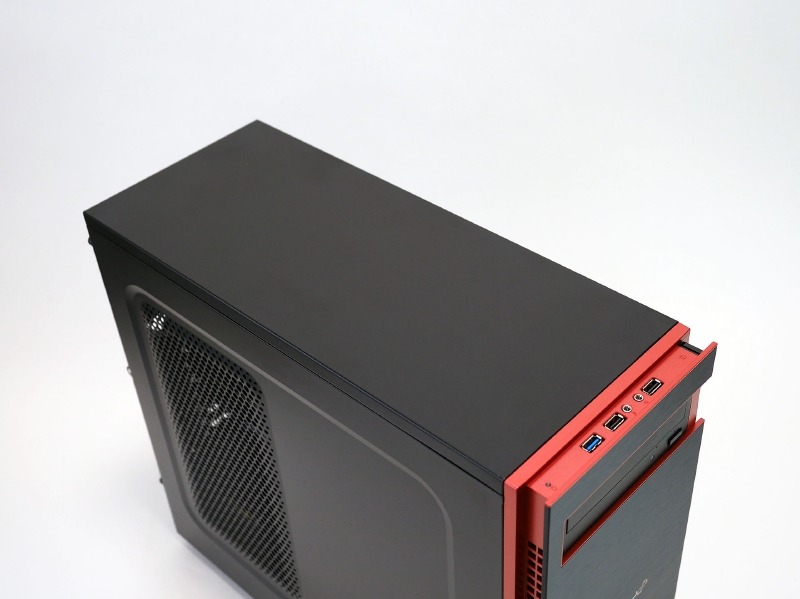 側板は左側がへこみ、右側が突き出している。また、天板部はフラットだ