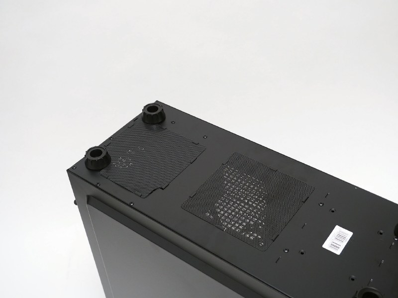 底面には電源ファン部分とその手前に吸気口を設け、簡単に着脱・メンテナンスできるフィルタを装着している