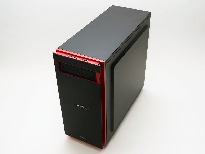 側板は左側がへこみ、右側が突き出している。また、天板部はフラットだ