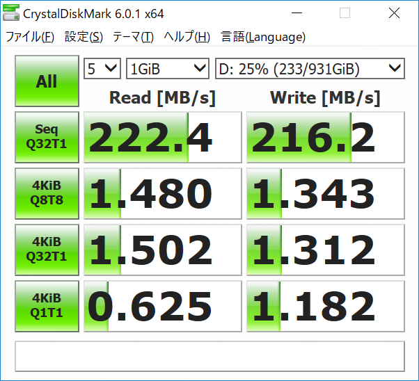 DドライブのCrystalDiskInfoによる情報とCrystalDiskMarkによる転送速度。HDDなりの性能だ