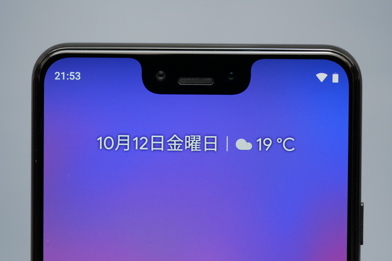 Pixel 3 XLでは、ディスプレイ上部にスピーカーや前面カメラを囲む大きなノッチがあり、本体上部側面付近までディスプレイで占められている