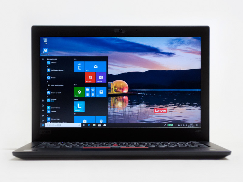 パネルは非光沢だが狭額縁ではない。中央上に720万画素Webカメラ。「ThinkShutter」で物理的に写らなくできる