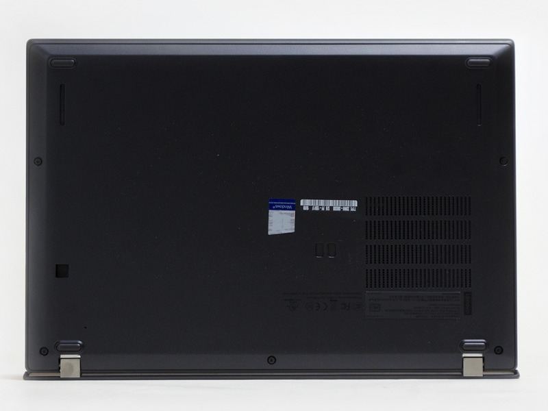 底面。手前左右のスリットにスピーカー。メモリなどにアクセスできる小パネルなどはない