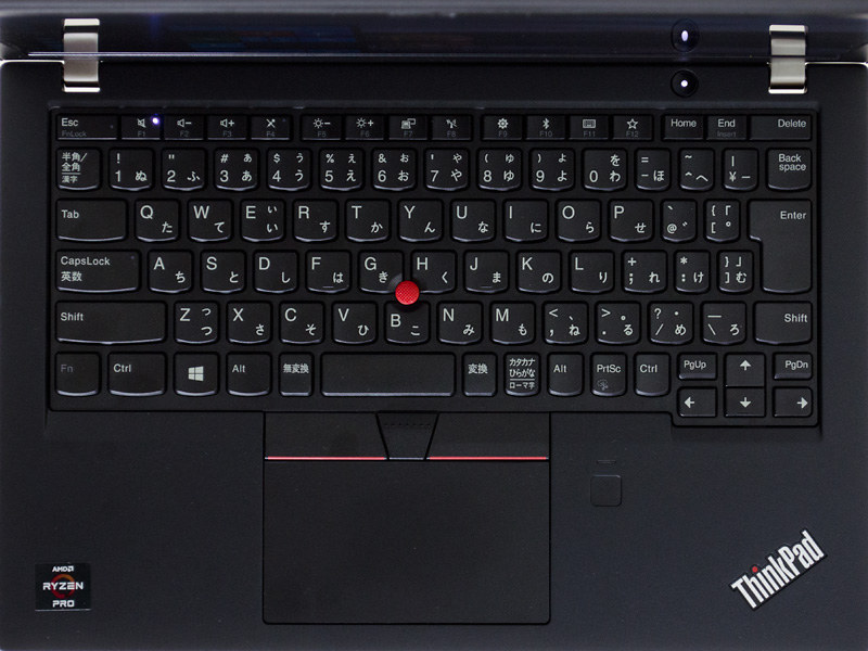 アイソレーション式の日本語キーボード。手前にTrackPointとTrackPad、指紋センサー