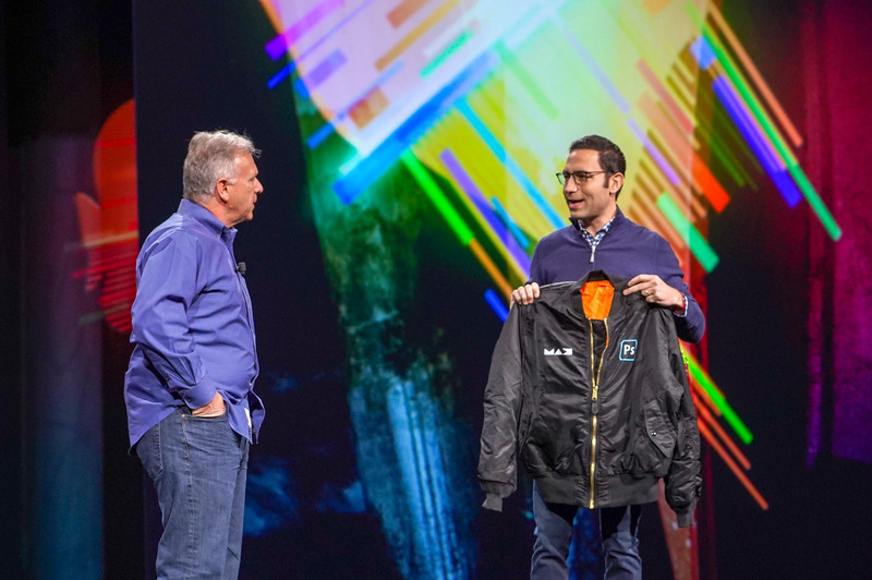 Content Aware Phill」と書かれたジャケットを渡す