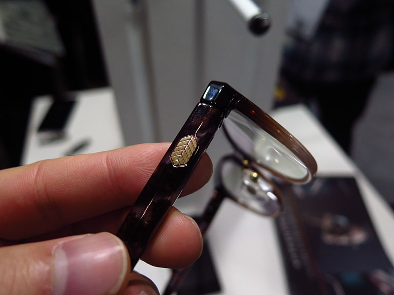 右側面のシェブロンを1秒タッチすると液晶レンズのオン/オフが行なわれる