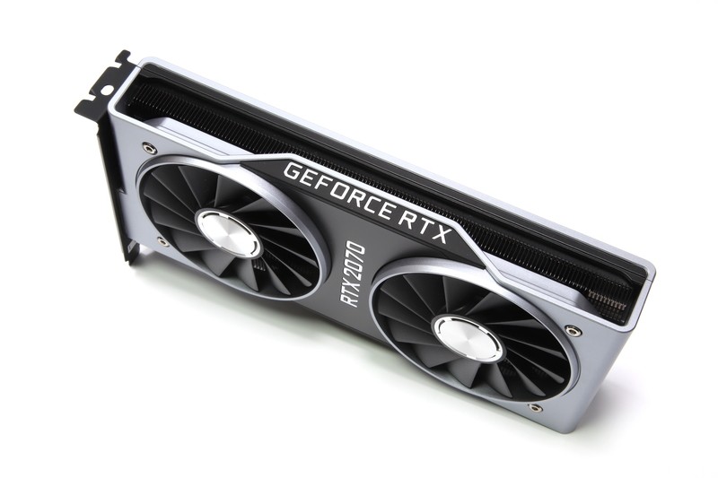 基板上部にはLEDが内蔵されたGeForce RTXロゴが設けられている。SLI用インターフェイスは備えていない