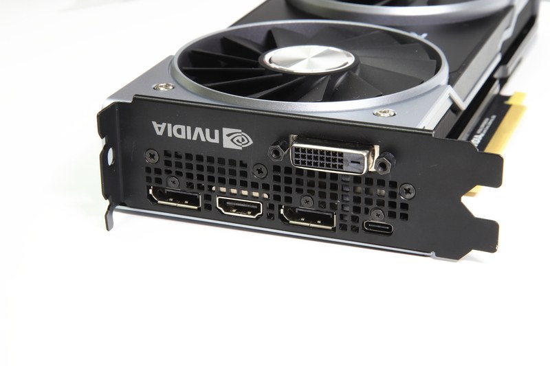 画面出力端子はDisplayPort 1.4×2基、HDMI 2.0×1基、DVI-D×1基、VirtualLink(USB Type-C)×1基