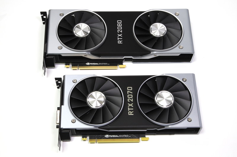 GeForce RTX 2080 Founders Edition(写真上側)との比較。カード長は約228mmで、GeForce RTX 2080(約267mm)より39mmほど短い