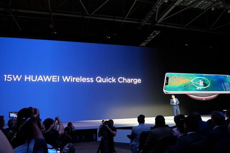 Qi準拠、最大15Wのワイヤレス充電にも対応