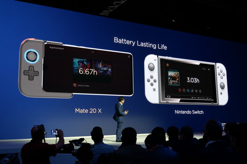 Nintendo Switchとの比較も紹介するなど、強気のアピールが続く