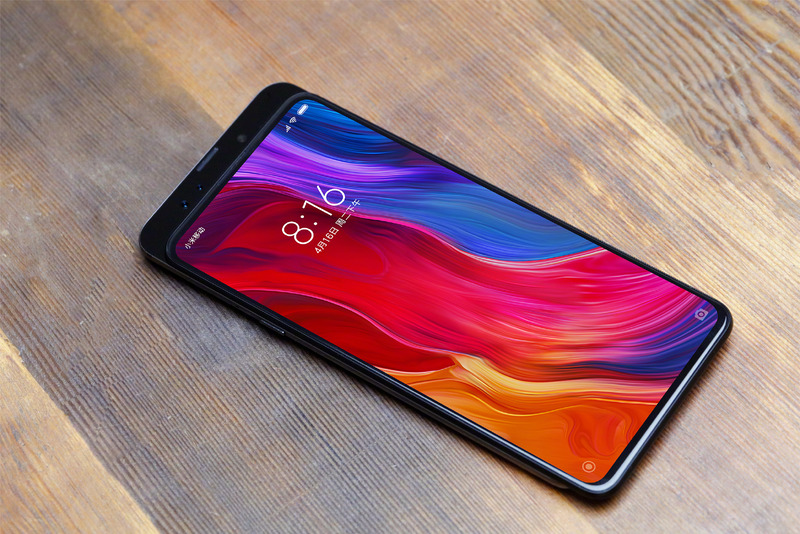 Mi MIX 3。高い画面占有率を実現するため、手動の前面カメラスライド機構を備える