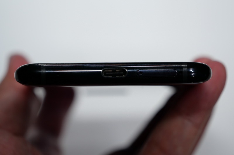 下部側面。端子はUSB Type-Cを採用