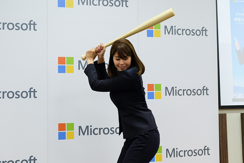 中小企業を後押しする“神スイング”も披露