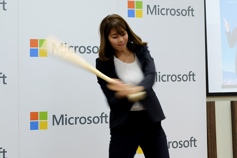 中小企業を後押しする“神スイング”も披露