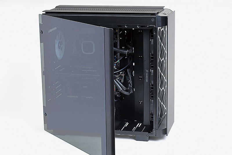 スイングドア式の側板。両側板にはヒンジが組み込まれており、軽く左右に引っ張るだけでスイングドアのように開ける