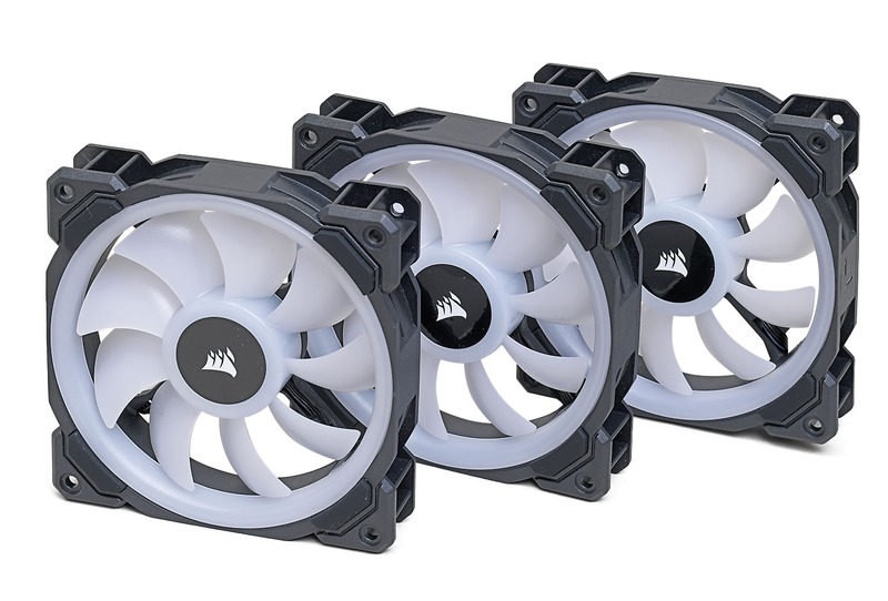 Corsair Components LL120 RGB 3 Fan Pack with Lighting Node PRO。3基のLL120 RGB Fanに、制御ユニットを同梱したセット。今回はPCケース付属の制御ユニットを使うので、3基のファンのみを接続する