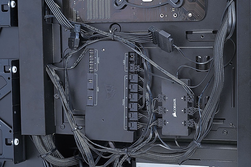 マザーボード裏面を活用。ファンのケーブルが届く距離やケーブル処理を考えると、マザーボード裏面の2.5インチベイを外した場所が最適だった