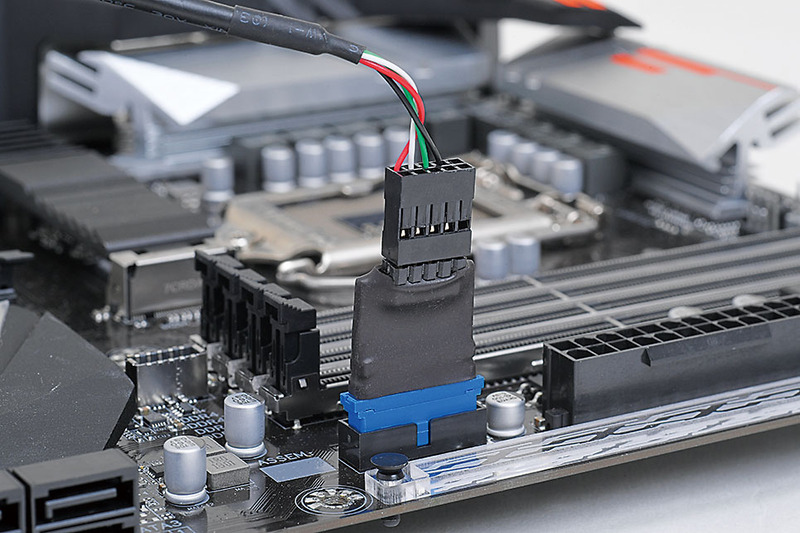 変換アダプタも活用する。水冷ヘッドのLED制御用ケーブルは、どこを通してもCommander PROに届かなかったので、アイネックスのケース用USB 2.0アダプタ USB-011Aを利用し、マザーボードのUSB 3.0ピンヘッダに接続した