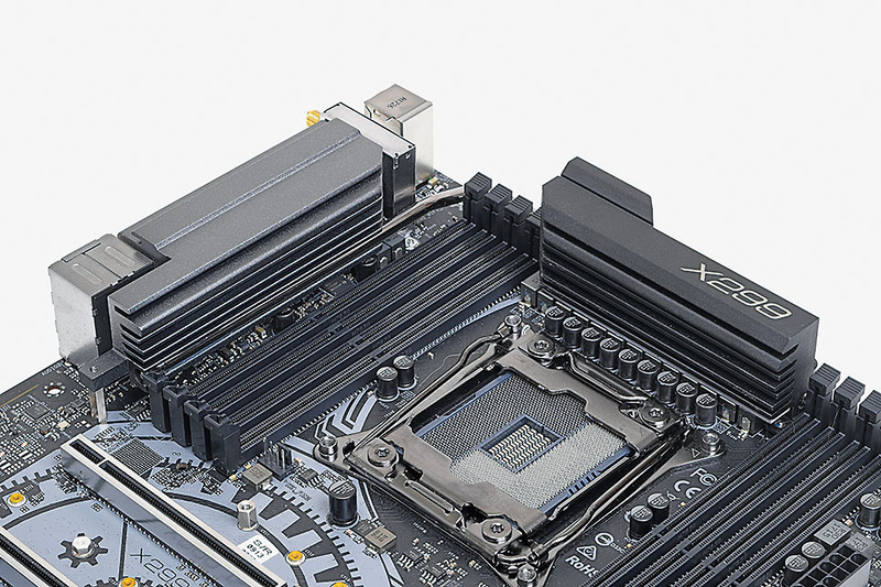 いかにフェーズ数の多い製品でもOC状態で長時間負荷をかけると電源回路の温度は上昇しがち。本製品は重厚なアルミ製ヒートシンクを備えているので放熱はバッチリだ