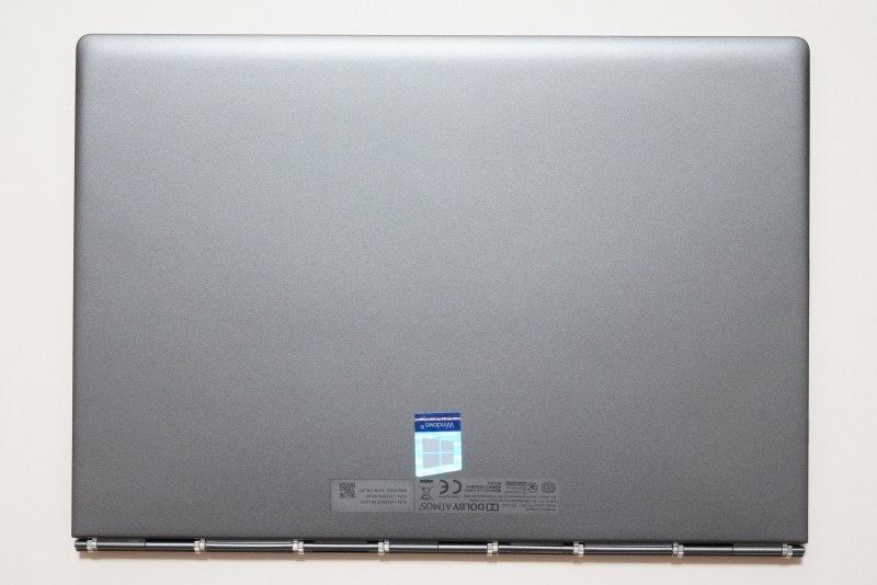 本体底面。認証情報、シリアルなどはシールとして貼られている