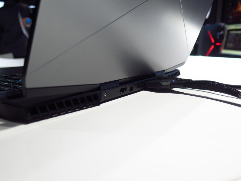 ALIENWARE Graphics Amplifierと接続可能。背面にはこのほかDisplayPortやHDMI、USB Type-Cも備えている