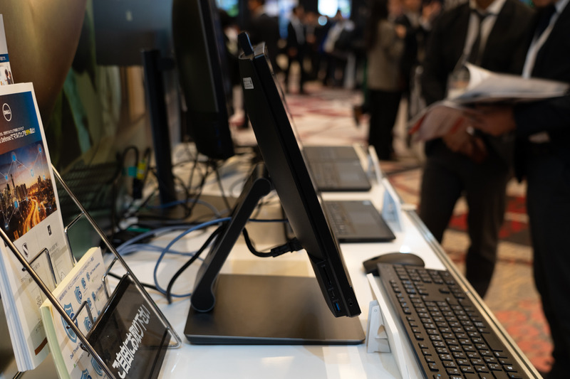 一体型のOptiplexは広いスペースが取りにくい自宅での作業に向くという