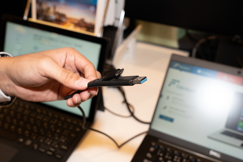 接続先に合わせてUSB Type-AとType-Cを切り替えられるドックのプラグ