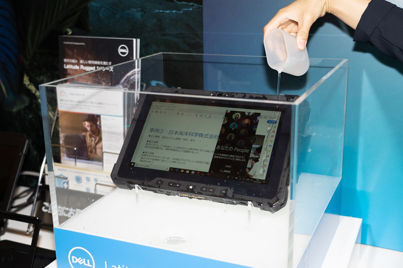 Rugged Tabletに水をかけるデモ