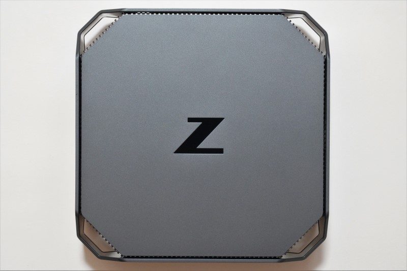 本体天面。天板は後述の方法で工具なしに開けられる