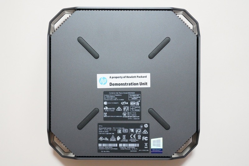 本体底面。シリアル番号や認証情報はすべて底面に記載されている