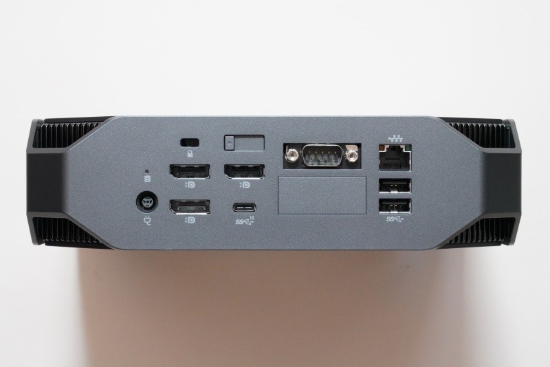 本体背面。左上からアクセスランプ、電源端子、ケンジントンケールロック用スロット、DisplayPort 1.2×3、アクセスパネルのリリースラッチ、USB 3.1 Type-C、シリアルポート、RJ-45、USB 3.0×2が配置。シリアルポートはオプションで、その下にあるのがフレックスIOオプションを増設するためのスペース。リリースラッチを右にスライドさせるとアクセスパネル(天板)が開かれる
