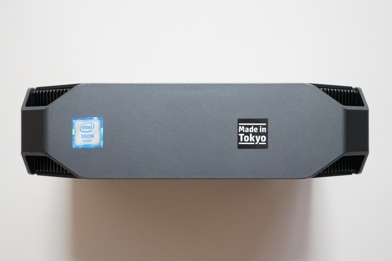 本体右側面にはシールが貼られてるだけ