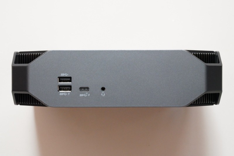 本体左側面にはUSB 3.0×2、USB 3.1 Type-C、ヘッドセット/マイクコンボジャックを用意。アクセスしやすい左側面の端子はひんぱんに抜き差しする周辺機器のために設けられている