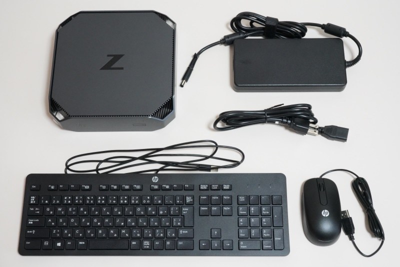 本体以外にACアダプタ、電源コード、「USBスリムスタンダードキーボード(日本語版109Aキーボード)」、「USBプレミアムレーザースクロールマウス」が付属