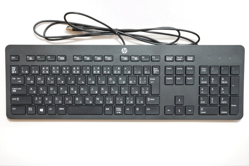 標準で付属する「USBスリムスタンダードキーボード(日本語版109Aキーボード)」。剛性感は高いが、打鍵感はやや柔らかめ
