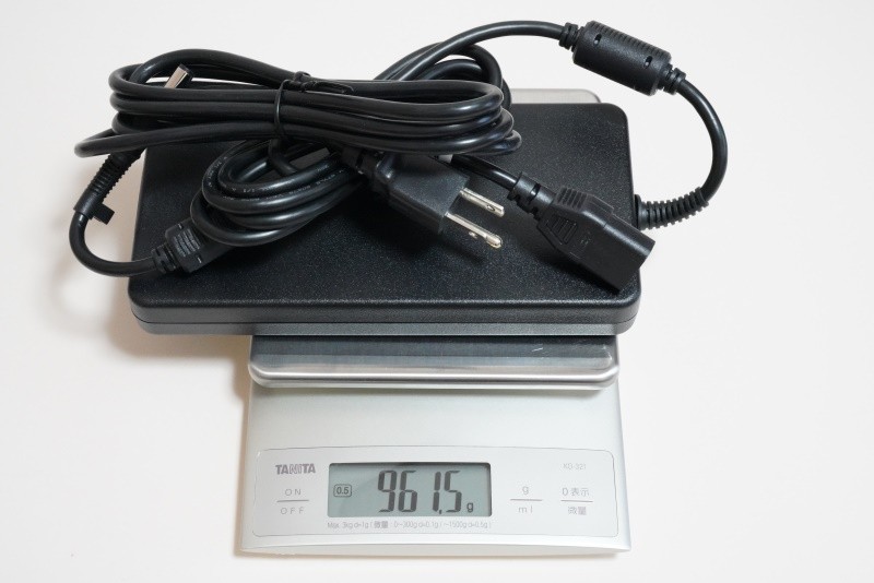 ACアダプタと電源コードの合計重量は実測961.5g。ちょっとしたノートPC並みだ