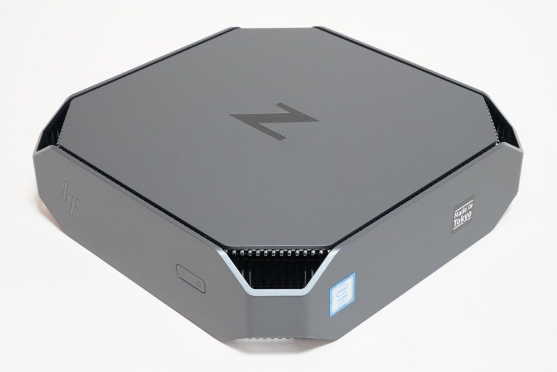 フットプリントは216×216mmとコンパクトなので、地震などで倒れないようにできれば横置きしたい。なお縦置き、横置きどちらの場合でも、前面と背面に15cm以上の空間を確保するようにとユーザーガイドに記載されている