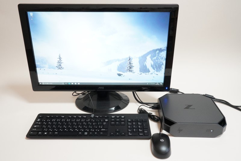 21型ディスプレイと組み合わせた場合にはこのようなサイズ感となる。ディスプレイ台の下に入れるとスマートに設置できそうだ