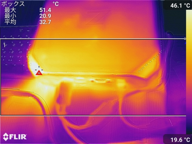 これは背面から撮影した写真。プロセッサが配置されている、向かって左側のほうが発熱量は高かった