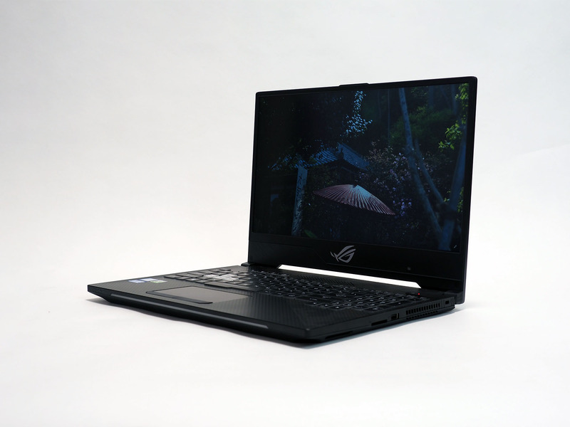 写真では少し明るさが変わってしまっているが、IPSパネルを採用しており斜め方向から見ても実際にはほとんど色味の変化を感じない