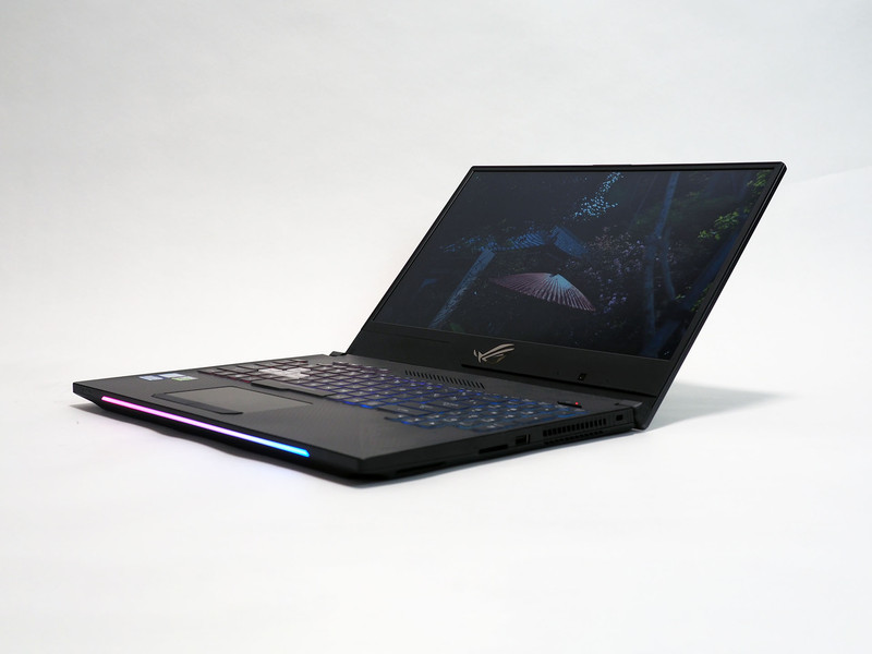 写真では少し明るさが変わってしまっているが、IPSパネルを採用しており斜め方向から見ても実際にはほとんど色味の変化を感じない